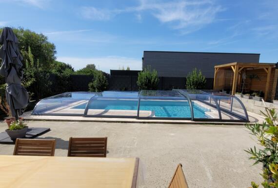 Réalisation d'un abri de piscine Gustave Rideau à Distre pour Virginie et Xavier