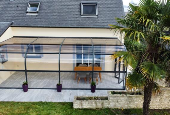 Réalisation d'un abri de terrasse Gustave Rideau à Saint-Germain-du-Pinel pour Hélène et Jean-Philippe