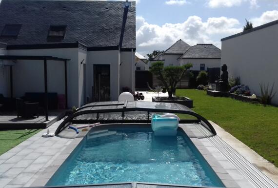 Réalisation d'un abri de piscine Gustave Rideau à Vannes pour Stéphane et Anne-sophie