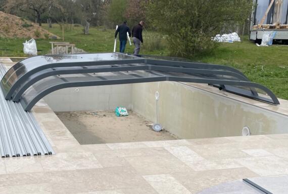 Réalisation d'un abri de piscine Gustave Rideau à Rives-du-Loir-En-Anjou pour Mickael Marine