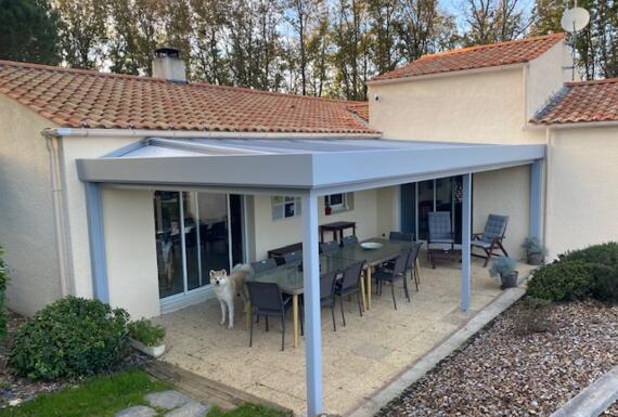Réalisation d'un abri de terrasse Gustave Rideau à Grosbreuil pour Christian