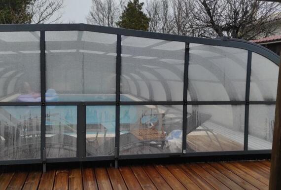 Réalisation d'un abri de piscine Gustave Rideau à Saint-Georges-des-Coteaux pour CATHERINE