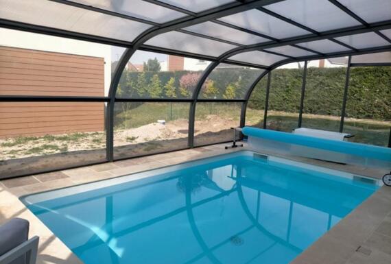 Réalisation d'un abri de piscine Gustave Rideau à Joue-Les-Tours pour Malika