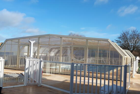 Réalisation d'un abri de piscine Gustave Rideau à Torigny-Les-Villes pour Jean-François